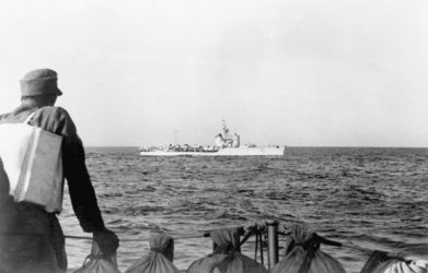 Date: 1941
Ref: DA-01308
Axis destroyers en route to Crete for an attack on an airfield. Taken by an unidentified German photographer in 1941.