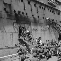 Date: during World War 2
Ref: 1/4-001640-F
Maori Battalion disembarking from a troopship, (in Wellington?) during World War 2, photographed by John Pascoe.